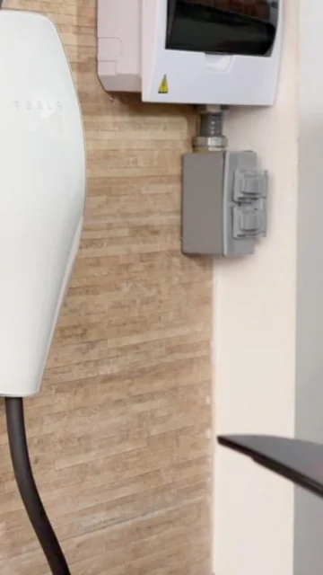 Instalación eléctrica certificada DOMOS: tablero y protecciones del cargador Tesla