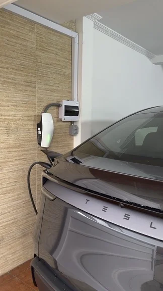 Instalación real DOMOS: Tesla Wall Connector con vehículo cargando en Bogotá