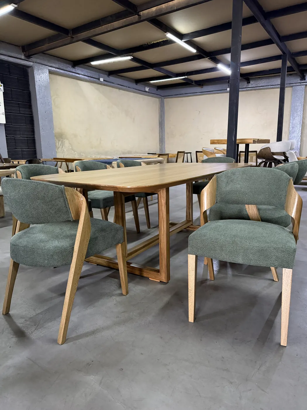 Comedor en madera maciza con sillas tapizadas en tela verde de alto tránsito, fabricado por DOMOS