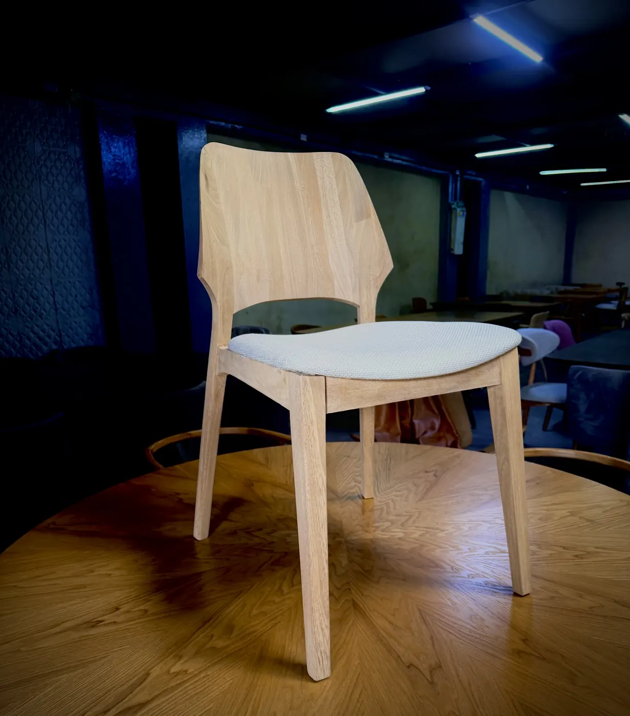 Silla de comedor en madera clara con asiento tapizado, línea contract DOMOS