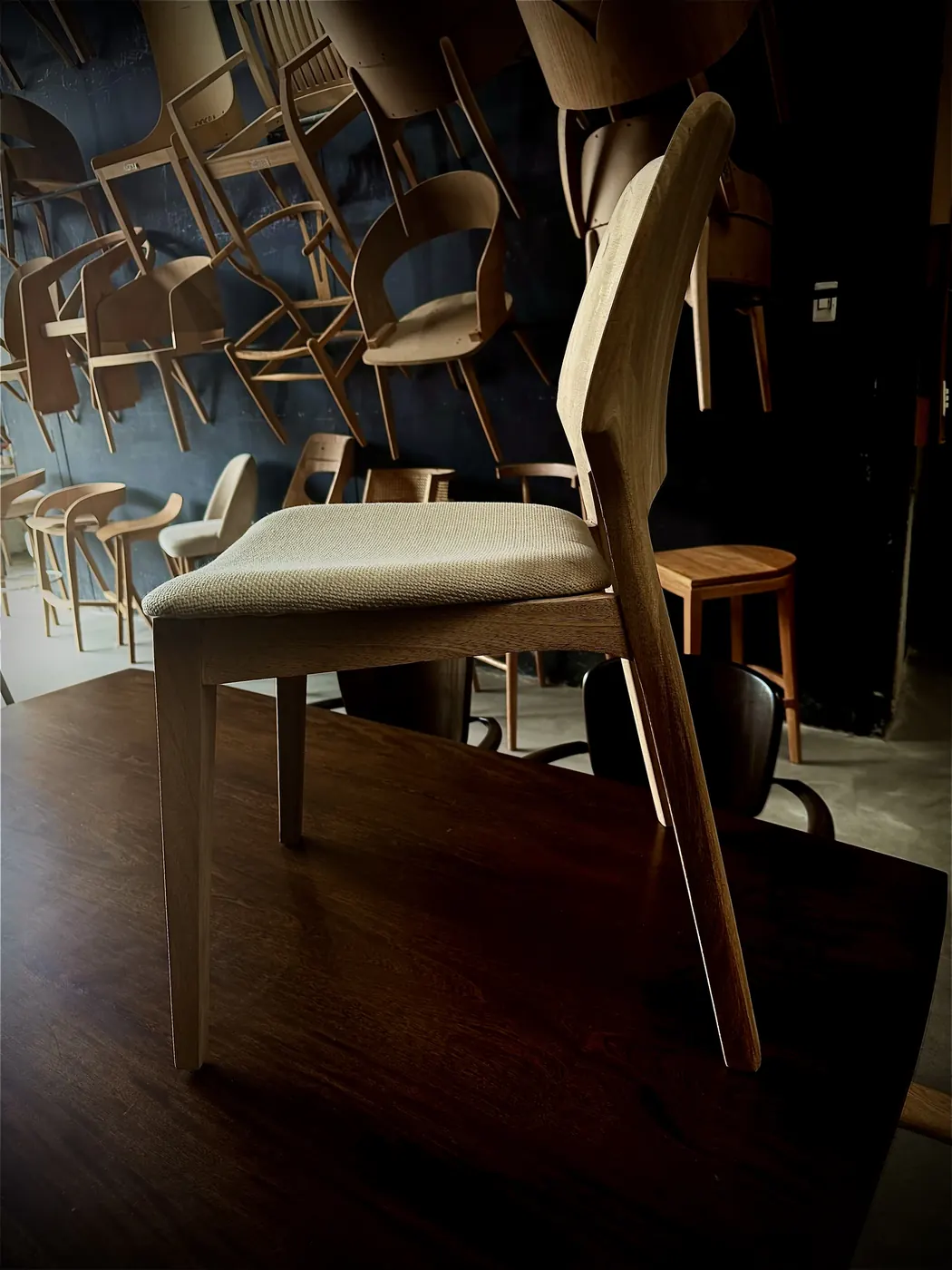 Perfil de silla en madera maciza en el taller de producción de DOMOS en Bogotá